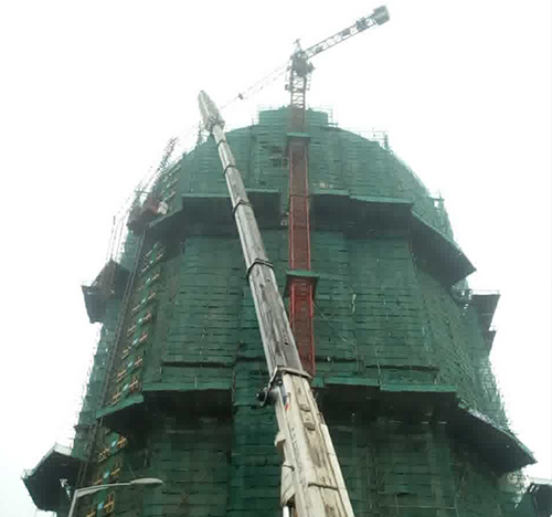 静海吊车在工地上作业